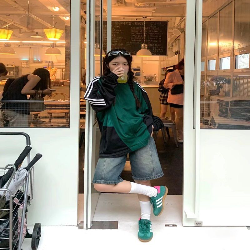 Capture Urban Vibes: Café Lifestyle Photography